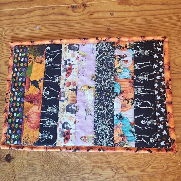 VTG HANDMADE HALLOWEEN PLACEMATS SET 4 QUILTED KITCHEN TABLE DECOR PADDED EUC - Picture 2 of 6